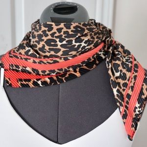 Ribbed cheetah accessory scarf